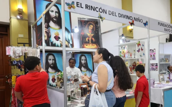 Además los libros, en la actividad se venden imágenes y artículos religiosos.  Arlenis Castillo