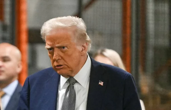 El presidente Donald Trump, congeló fondos a universidad.