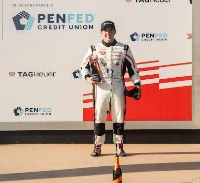 El piloto Jimmy Llibre, celebra su tercer puesto.