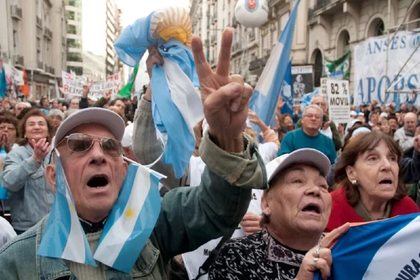 Un fuerte contingente policial enfrentó la protesta.