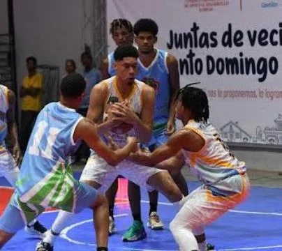 Kelvin Fulcar, se le escapa a dos adversarios.