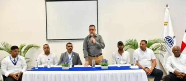 José Luis Bautista, director del Alodom, da las palabras de bienvenidas a los charlistas del Ministerio de Deportes.