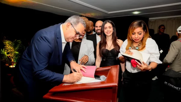 Máximo Jiménez firma libros para quienes desearon obtener la obra el dÃ_a del lanzamiento (1)