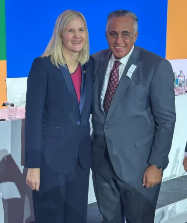 Kirsty Coventry, nueva presidenta del COI,  junto a Luis Mejía Oviedo.