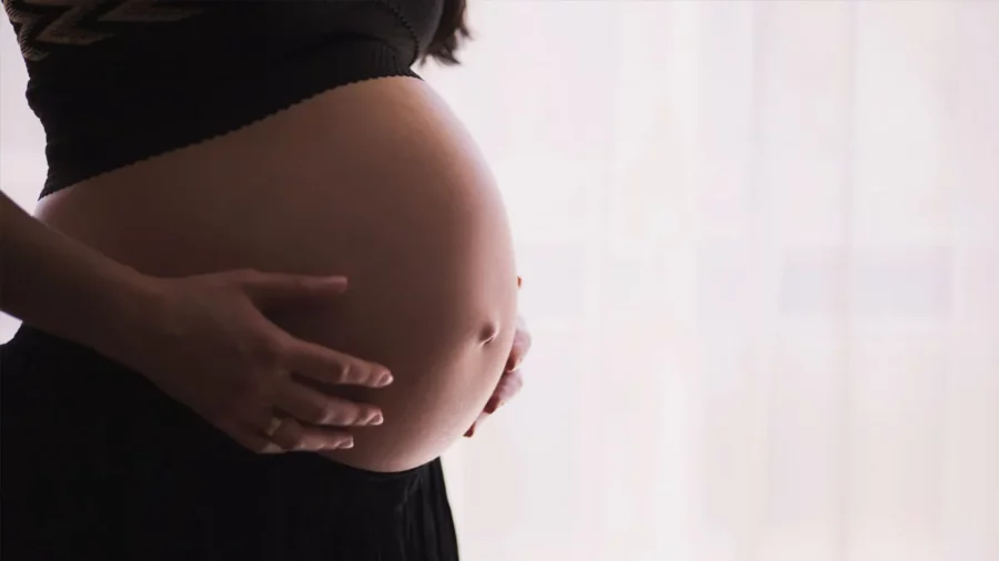 Mortalidad materna es el fallecimiento de una mujer durante el embarazo, parto o dentro de los 42 días posparto por causas relacionadas o agravadas por la gestación.