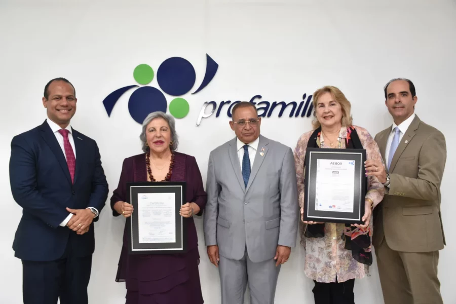 Vice ministro de calidad de Salud Pública preside la entrega de los certificados acreditación laboratorios Profamilia de manos de AENOR