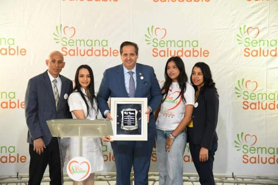 La Fundación Vive Saludable entregó este lunes un reconocimiento a Víctor Atallah, ministro de Salud