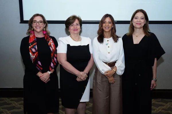La rectora de Unibe, Odile Camilo Vincens y Paula Disla del Mescyt, durante la actividad académica. Fuente externa