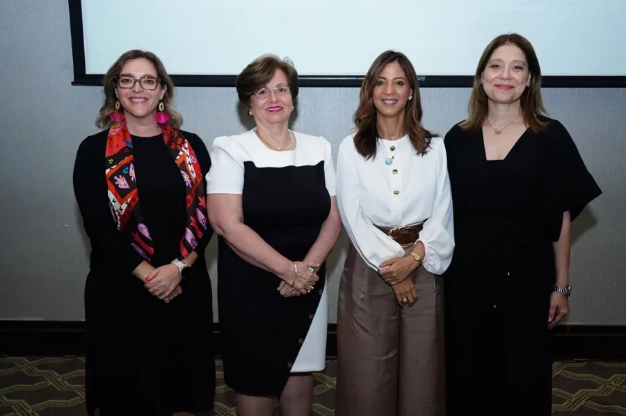 La rectora de Unibe, Odile Camilo Vincens y Paula Disla del Mescyt, durante la actividad académica. Fuente externa