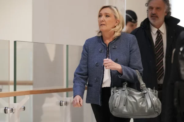 La sentencia del tribunal pone en jaque el futuro político de Marine Le Pen. AP