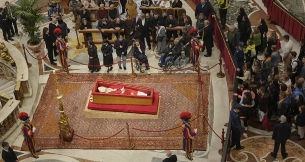 Unas 30 mil  personas han pasado por Santa María la Mayor para ver y orar en la tumba del papa Francisco en el Vaticano.
