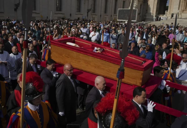 Miles de  visitantes del todo el mundo rinden tributo al papa Francisco  hasta su funeral.