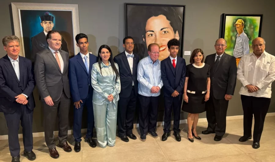 El magistrado Francisco Ortega junto a su familia y miembros de la Fundación Corripio.