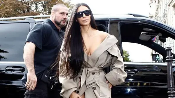 Kim Kardashian y su guardaespaldas Pascal Duvier en París en 2016.