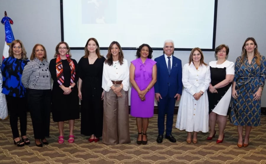 La rectora de Unibe, Odile Camilo Vincens, y Paula Disla del Mescyt, encabezaron el desayuno.