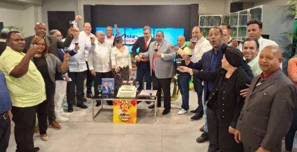 Ricardo Rosario junto a su equipo e invitados especiales.