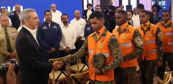 El presidente Luis Abinader saludaba a los rescatistas, en el Palacio Nacional, y emitió un mensaje por la tragedia en la discoteca  Jet Set.   José Francisco.