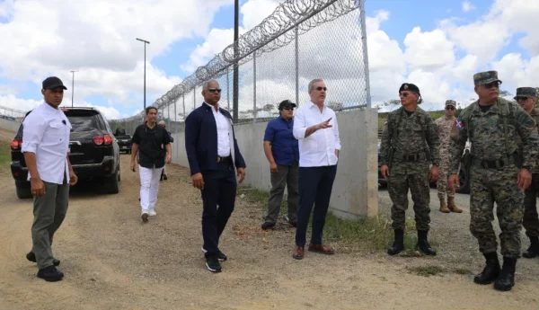 El presidente realizó un  recorrido por los puntos fronterizos, a propósito de las 15 medidas que había anunciado.  José de León