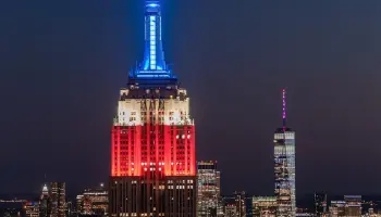 Alcaldía de Nueva York se viste con colores de bandera dominicana por víctimas de Jet Set