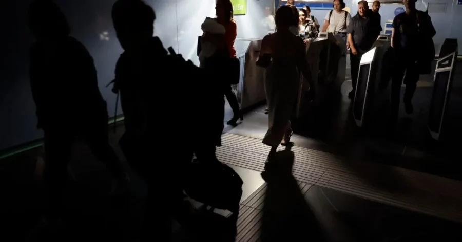 Reabre el aeropuerto de Lisboa a pasajeros tras cancelaciones y retrasos por el apagón