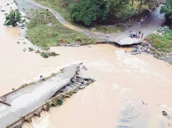 Varios puentes han colapsado por los aguaceros.