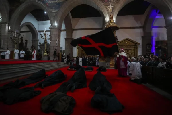 Un año más, el Arrastre de Caudas volvió a escenificarse este miércoles en la Catedral Metropolitana de Quito