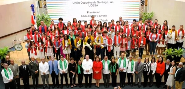 Atletas premiados junto a directivos de UDESA y otros