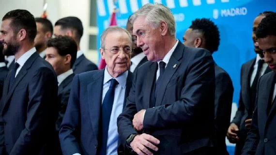 Carlo Ancelotti conversa con Florentino Perez