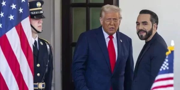 Donald Trump junto a Nayib Bukele, en   Washington.