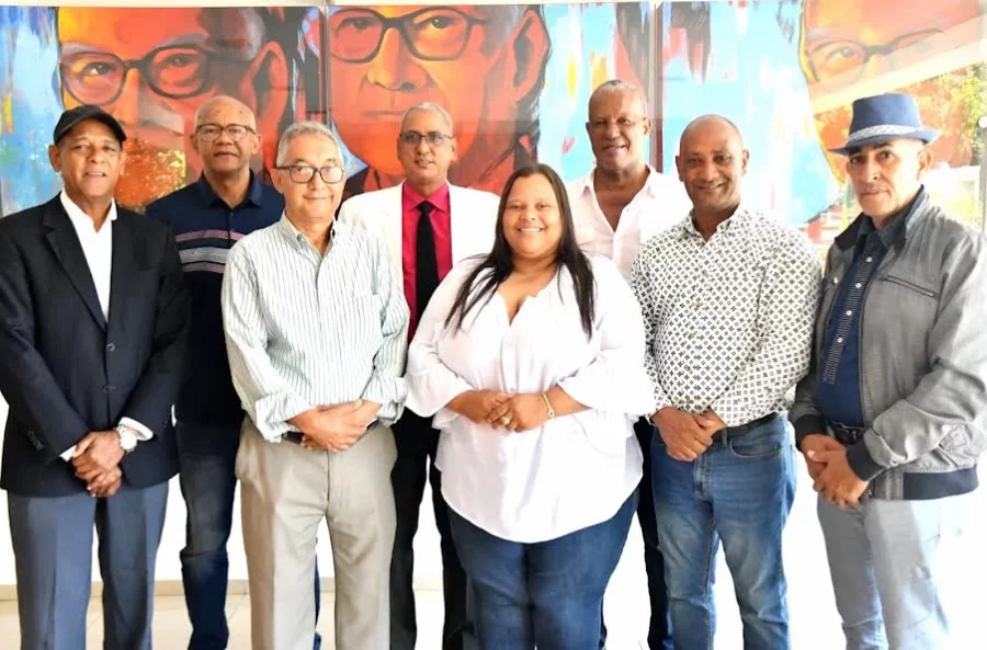 Ángel Rivas, junto a varios dirigentes que lo apoyan.