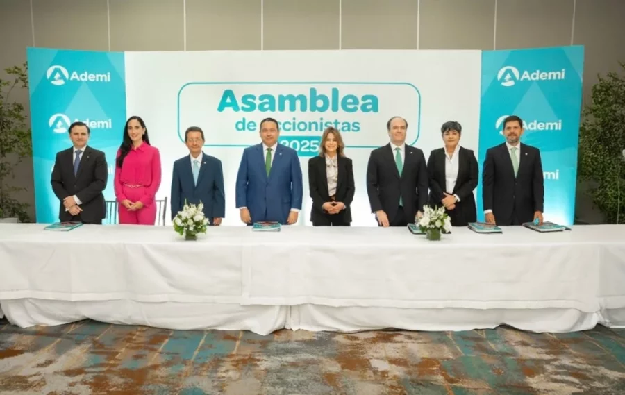 Ejecutivos durante asamblea de accionistas.