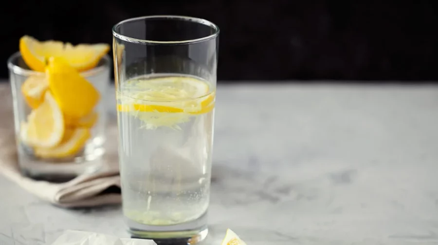 La bebida a base de limón y agua fortalece la salud bucal. Fuente externa