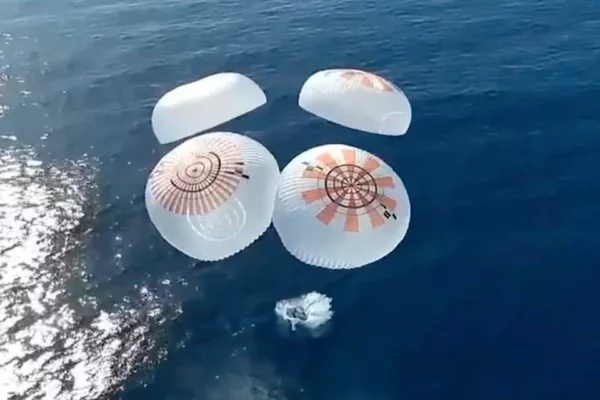 En vuelo privado regresan cuatro turistas espaciales a la Tierra