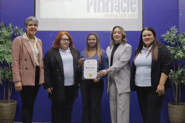 Gloria Reyes, directora general de Supérate, junto a las coordinadoras del taller.