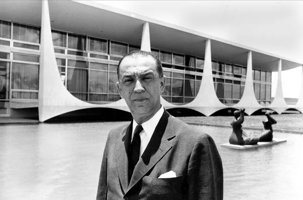 Juscelino Kubitschek, inaugura Brasilia