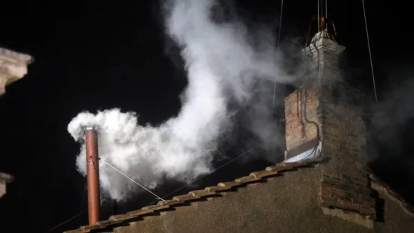 La fumata blanca anuncia al mundo que se ha elegido un nuevo papa