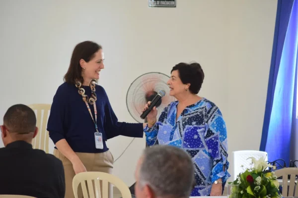 María Luisa Labernia y Magaly Tabar de Goico.