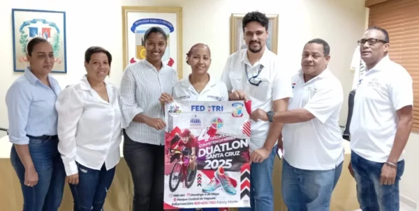 Marleny Mir, Rosa Vallejo, Aurora Valdez, Fanny Marte, Juan José Oviedo, Franklin De La Cruz y Francisco Alberto Pérez, del Comité Organizador del duatlón de Yagüate. (1)