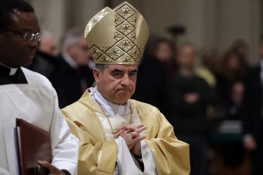 Cardenales agradecen al cardenal Becciu por retirarse del cónclave
