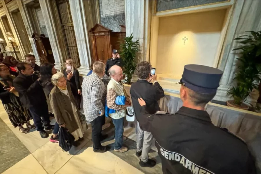 Más de 70.000 personas han visitado ya la tumba del difunto papa Francisco