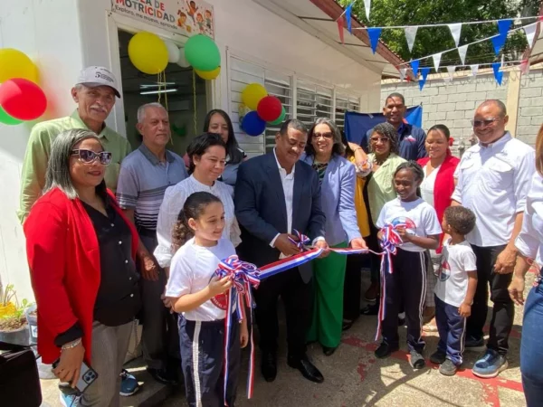 PIE DE FOTO 1 SUBDIRECTOR INEFI FRANKLIN DUVAL LA CORTA LA CINTA PARA DEJAR INAUGURADA LA SALA DE PSICOMOTRICIDAD