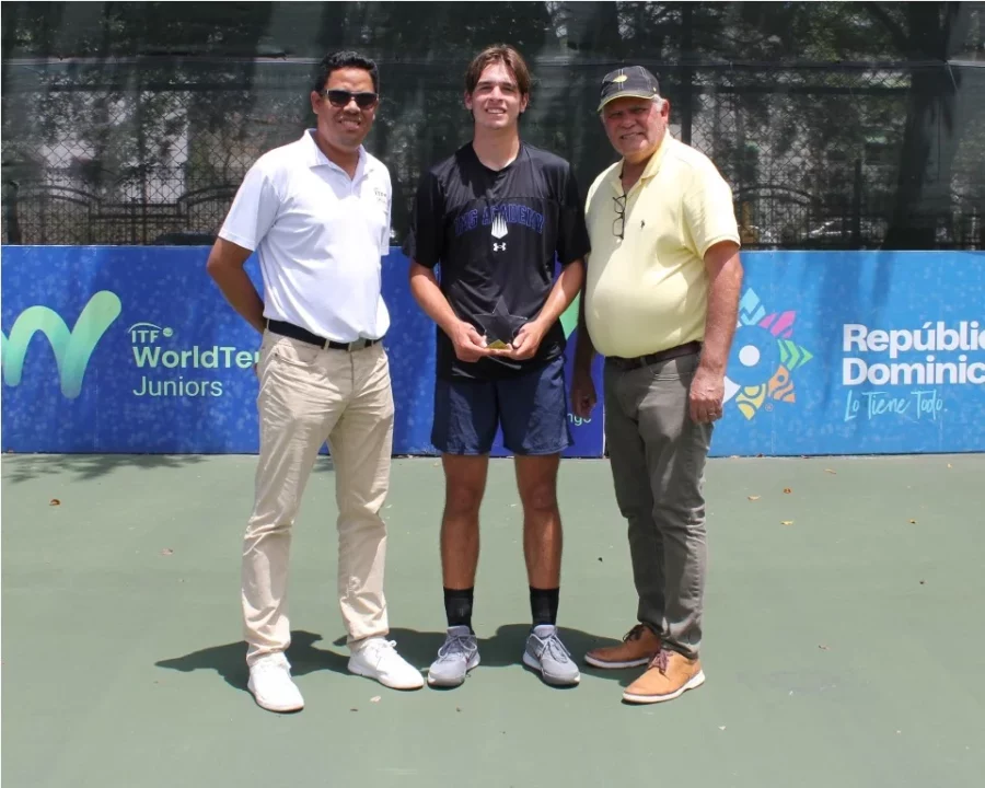 Samim Filiz, campeón de la Copa Colibrí, premiado por Sergio Tobal y Julio Mairena.