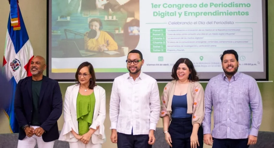 Salvador Batista, Lady Reyes, Cristian Cabrera, Viena Divaluna y Gustavo Yunén,  participantes del panel inaugural del evento.