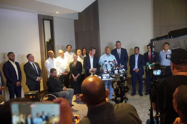 Erick Adamas llegó al país para mostrar solidaridad por las víctimas de la tragedia en Jet Set. Guillermo Burgos