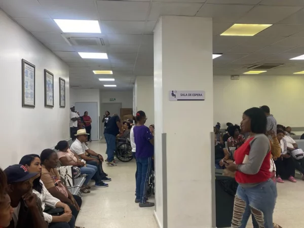Sala de espera del Hospital Dr. Francisco Vicente Castro Sandoval de Boca Chica, presenta una baja presencia de pacientes de nacionalidad haitiana. Fuente externa