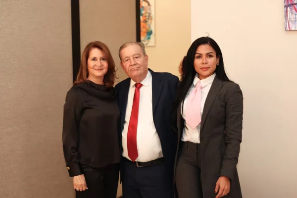Yubo Fernández junto a invitados especiales.