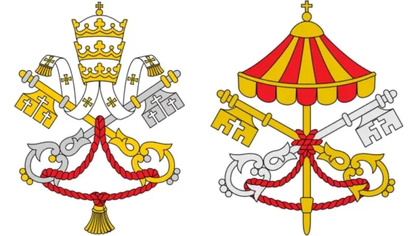 En tiempos de "sede vacante", el escudo habitual de la Santa Sede, a la izquierda, es reemplazado por el de la derecha.