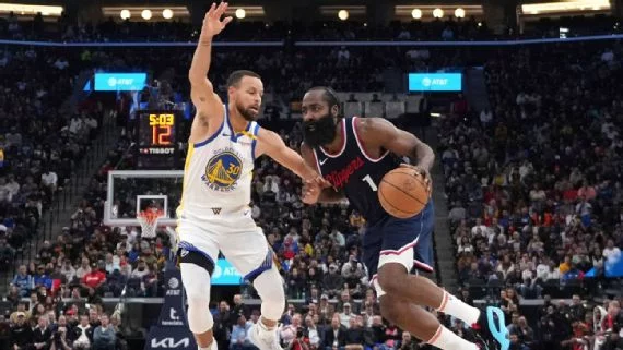 Stephen Curry intenta defender a James Harden