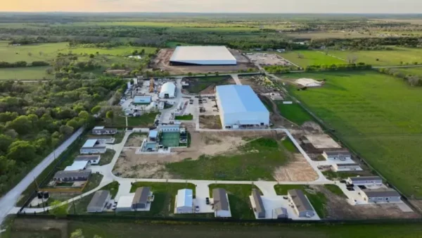 El sitio fotografiado en 2023, con las instalaciones de SpaceX en la parte superior, The Boring Company a la izquierda y el edificio que alberga negocios locales en el centro.