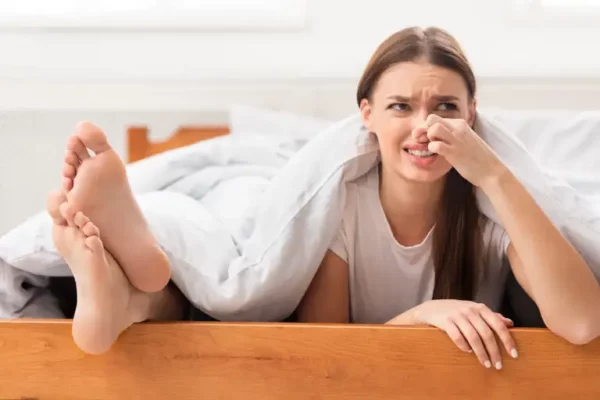 ¿Por qué huelen los pies? Causas y remedios